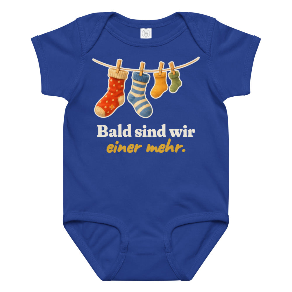 Bald sind wir einer mehr. — Baby-Body – Königsblau