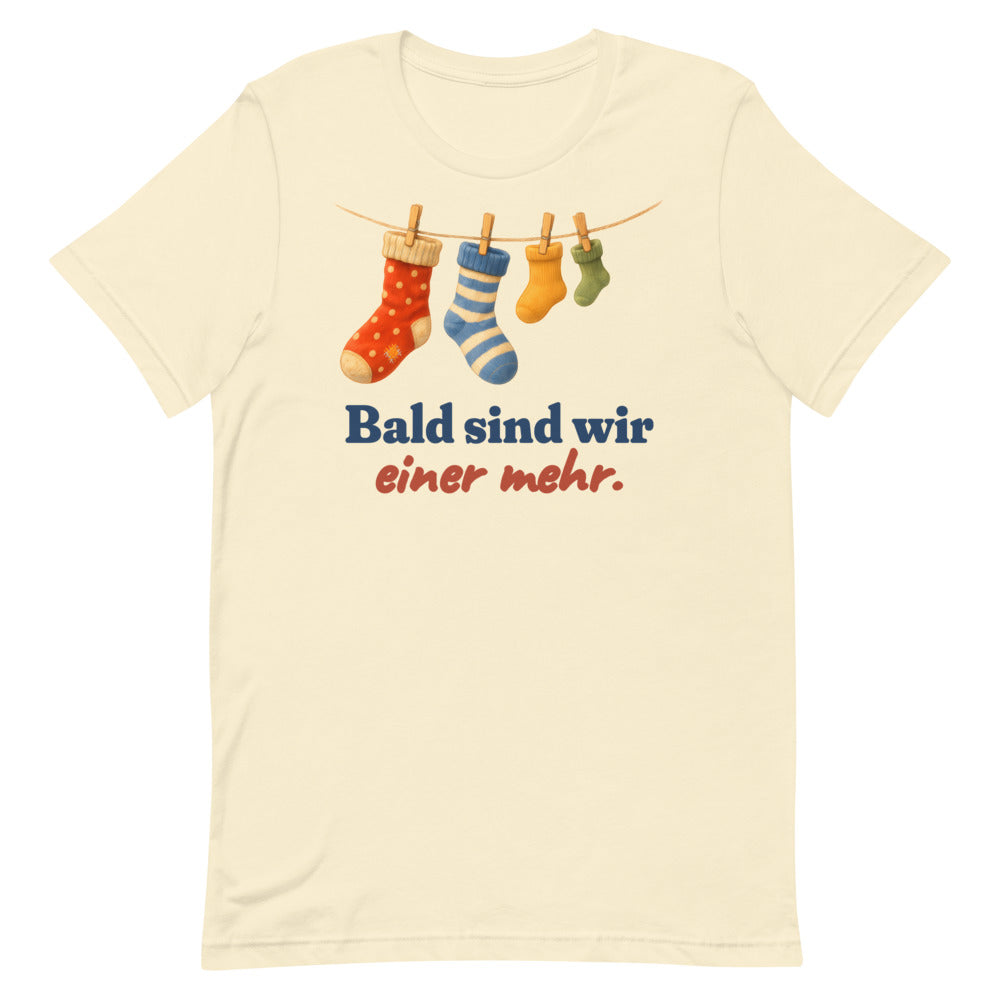 Bald sind wir einer mehr. — Shirt – Natur