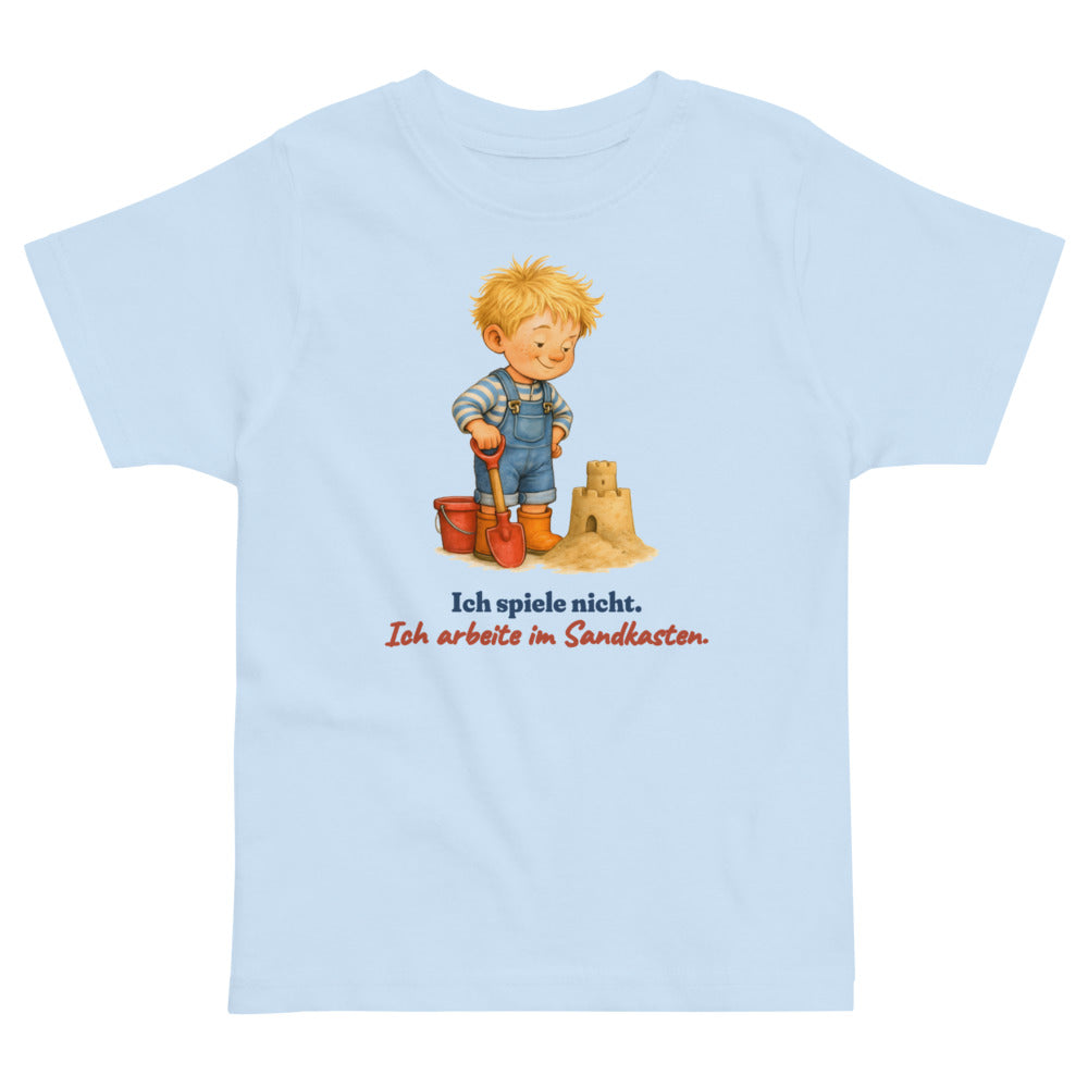 Ich spiele nicht. Ich arbeite im Sandkasten. — Kleinkind-Shirt – Hellblau