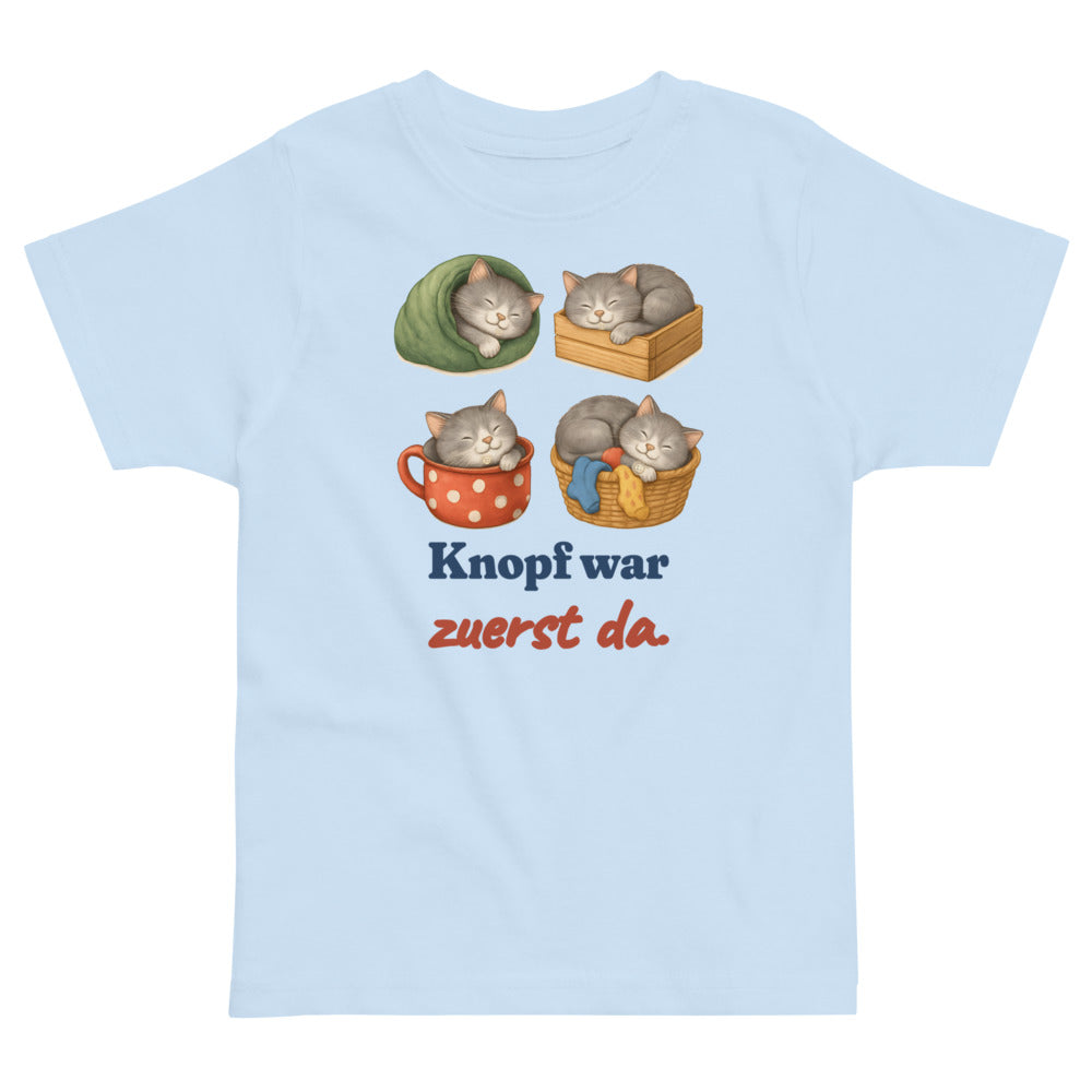 Knopf war zuerst da. — Kleinkind-Shirt – Hellblau