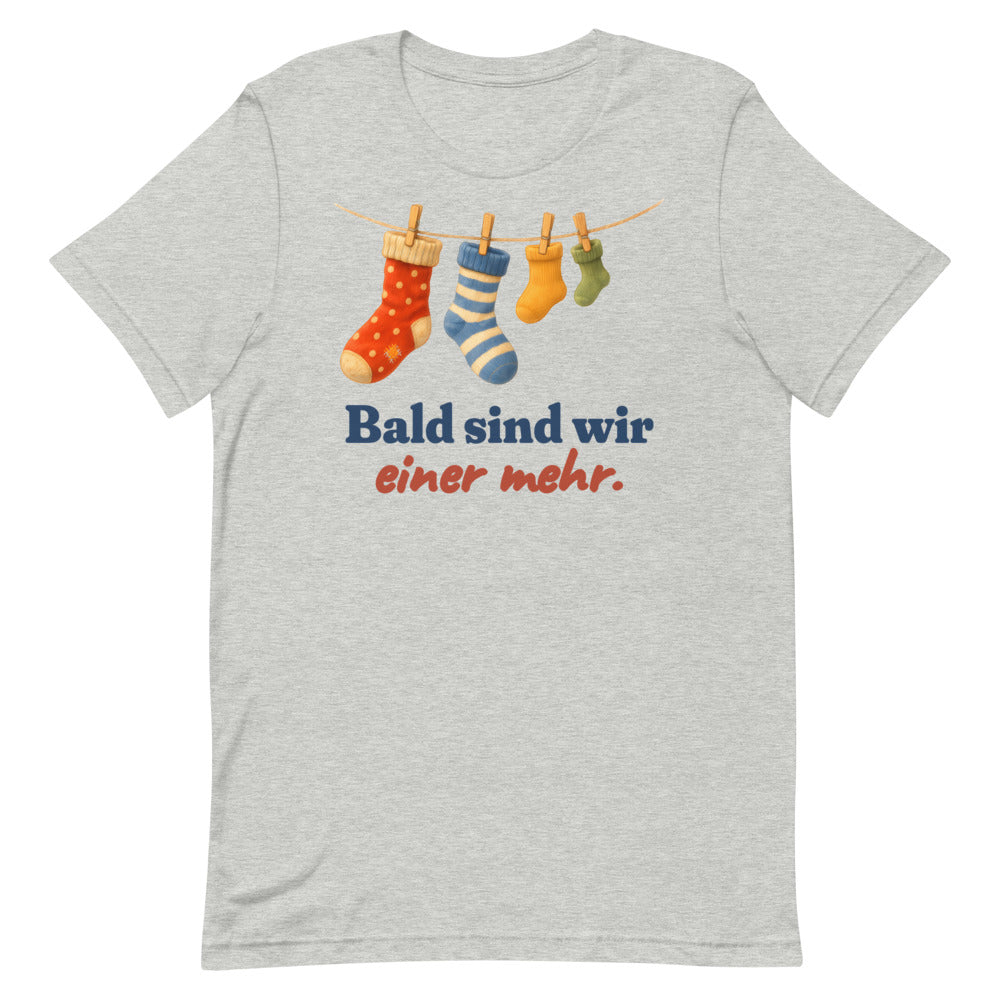 Bald sind wir einer mehr. — Shirt – Hellgrau meliert