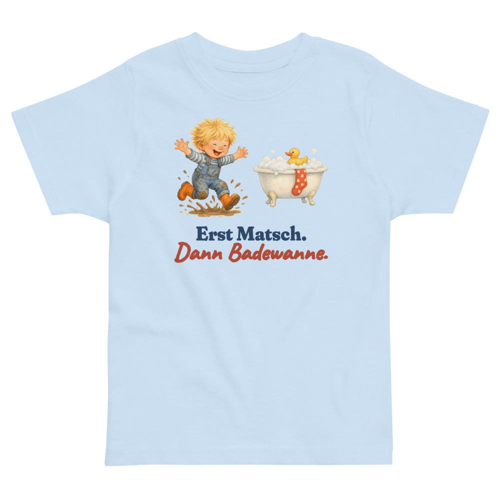 Erst Matsch. Dann Badewanne. — Kleinkind-Shirt – Hellblau