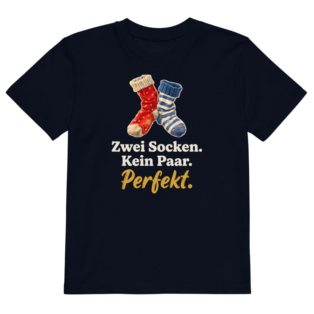 Zwei Socken. Kein Paar. Perfekt. — Bio-Kindershirt – Nachtblau