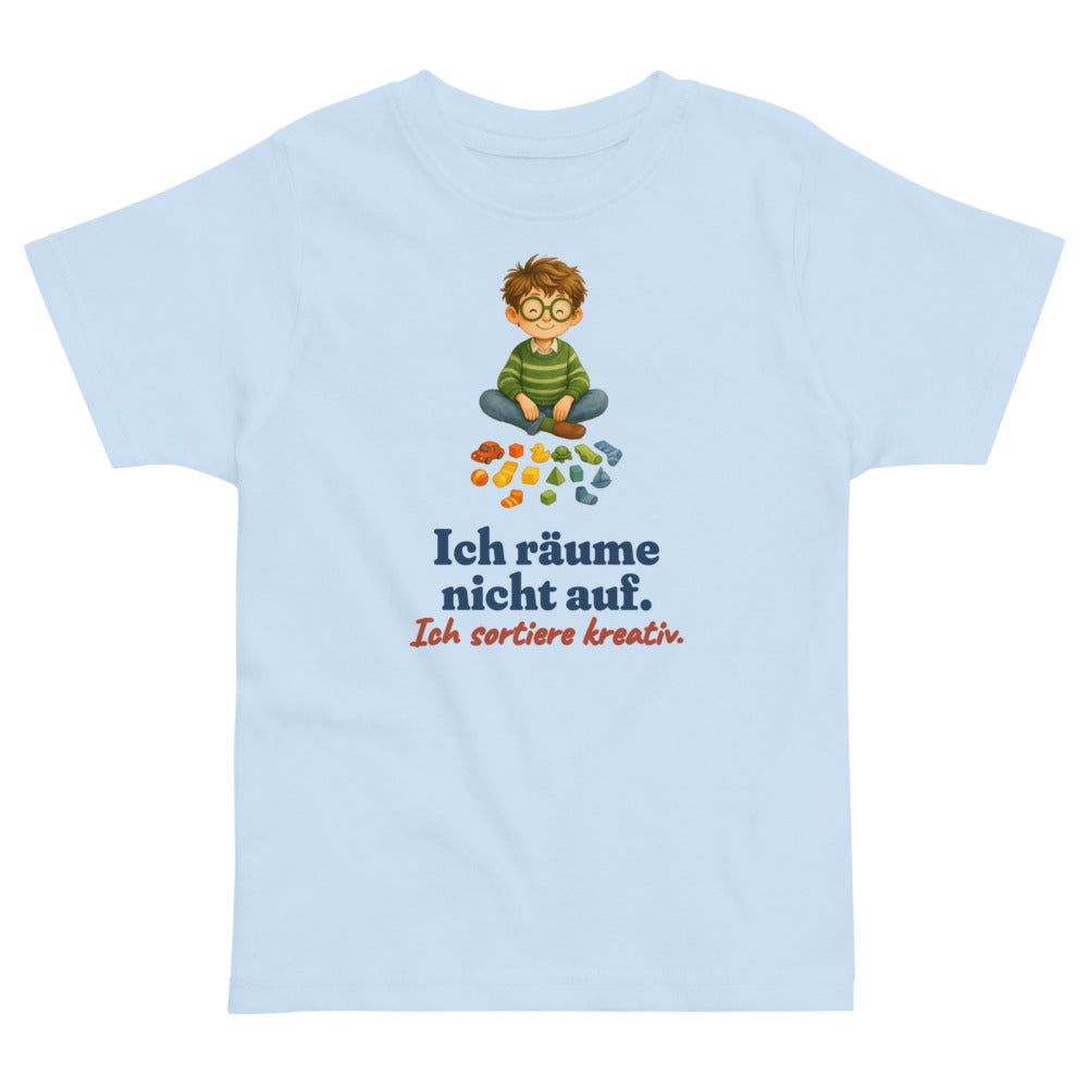 Ich räume nicht auf. Ich sortiere kreativ. — Kleinkind-Shirt – Hellblau