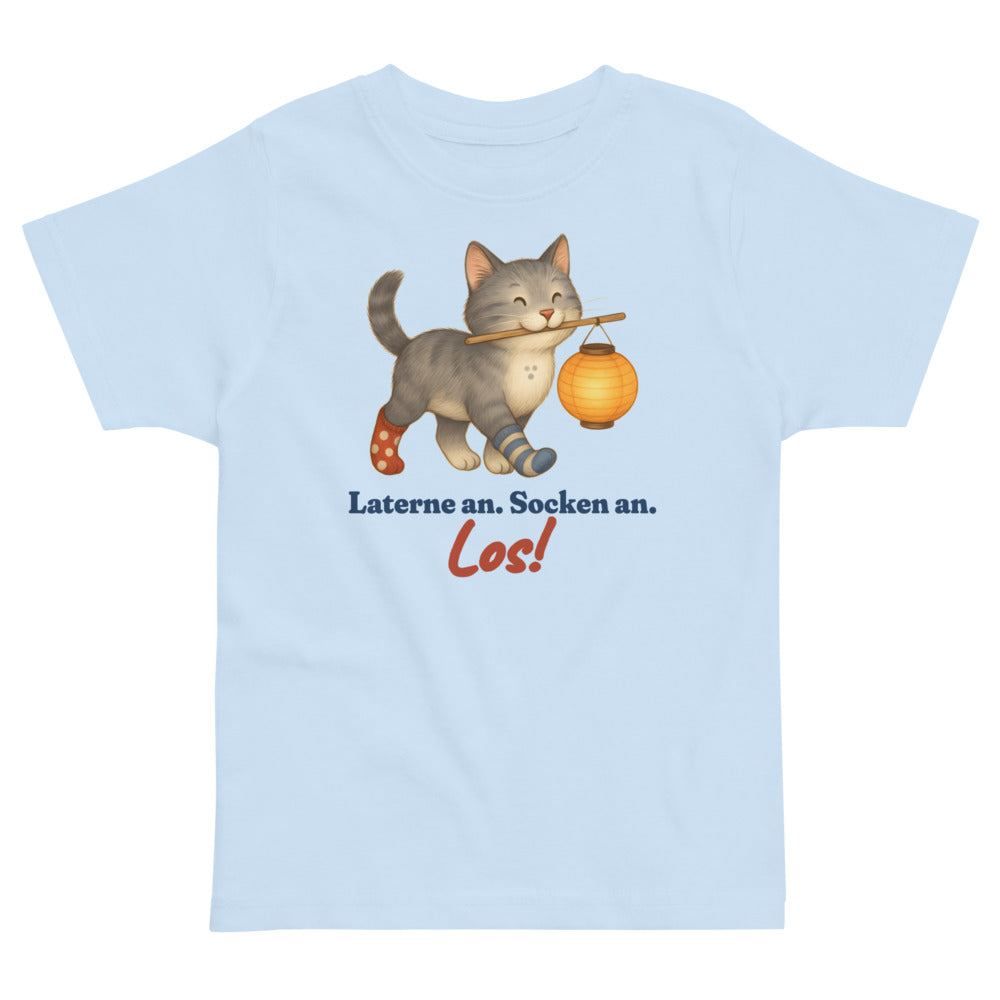 Laterne an. Socken an. Los! — Kleinkind-Shirt – Hellblau