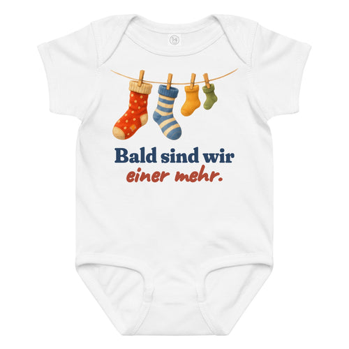 Bald sind wir einer mehr. — Baby-Body – Produktfoto