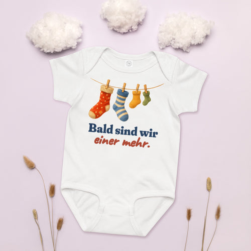 Bald sind wir einer mehr. — Baby-Body – Produktfoto