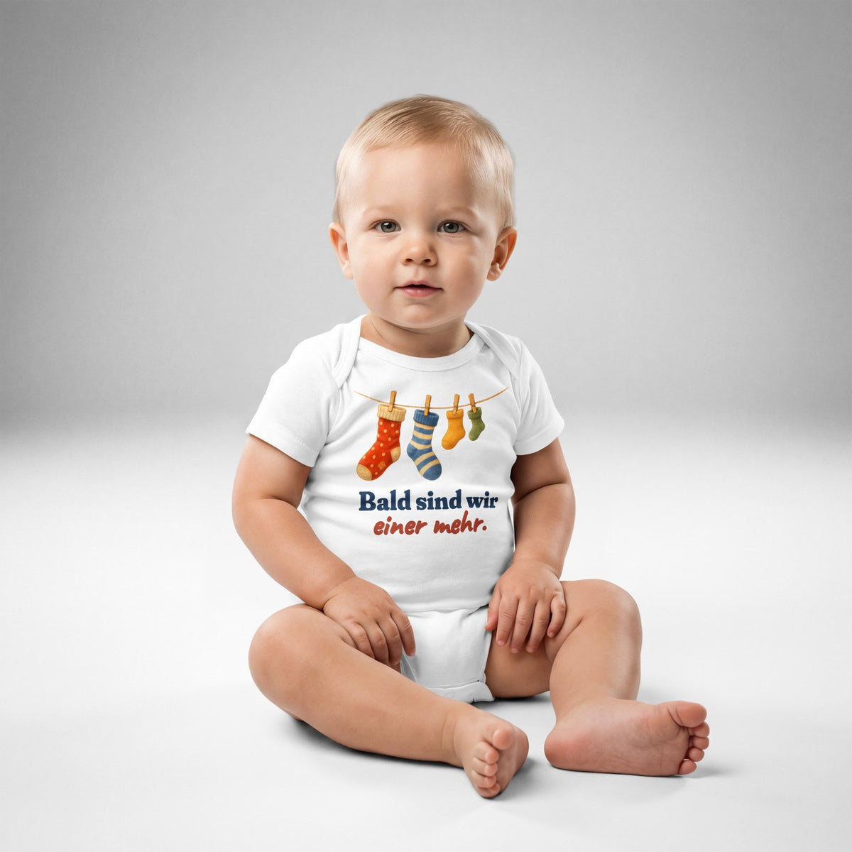Bald sind wir einer mehr. — Baby-Body – Produktfoto