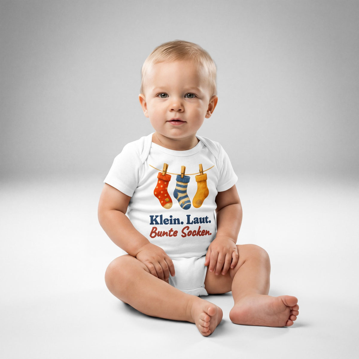 Klein. Laut. Bunte Socken. — Baby-Body – Produktfoto