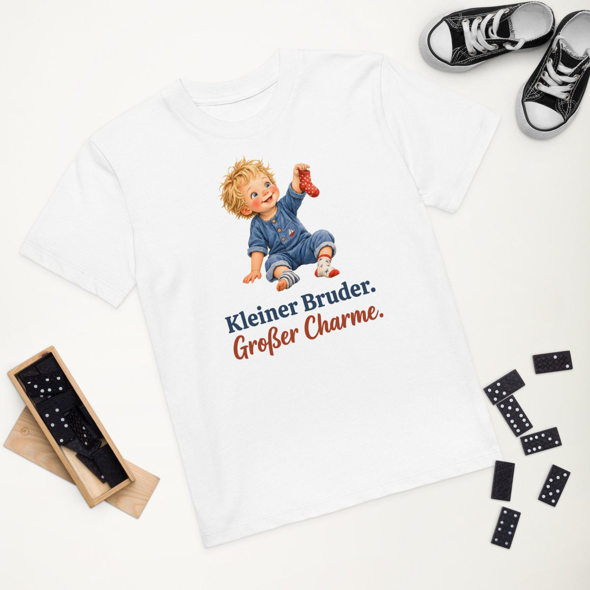 Kleiner Bruder. Großer Charme. — Bio-Kindershirt – Produktfoto