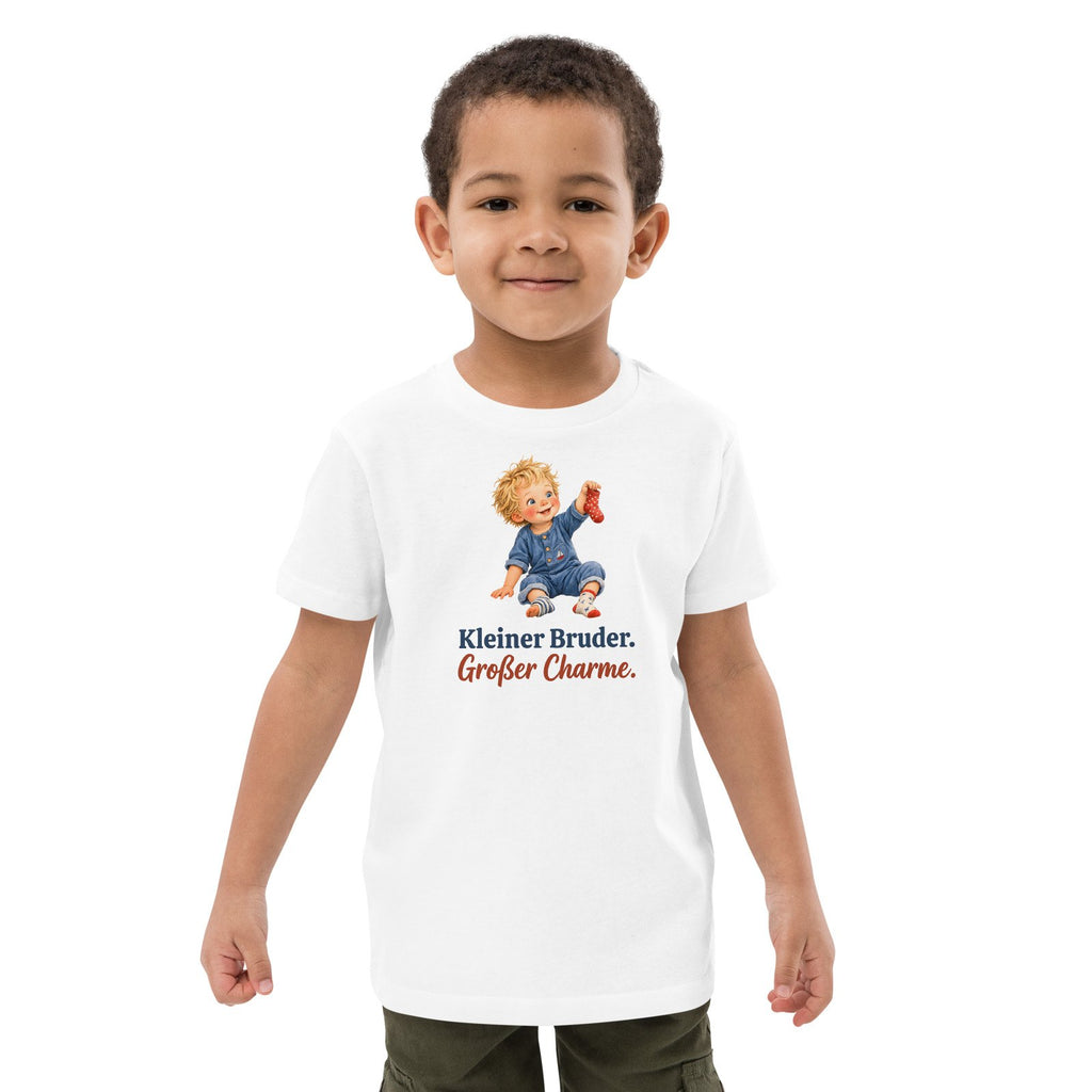 Kleiner Bruder. Großer Charme. — Bio-Kindershirt – Produktfoto 2