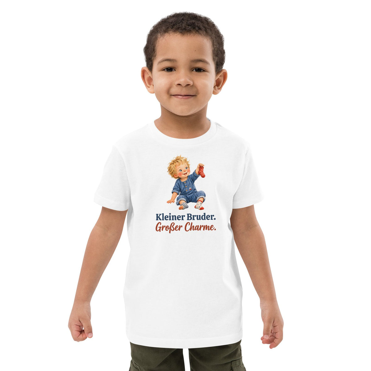 Kleiner Bruder. Großer Charme. — Bio-Kindershirt – Produktfoto 2