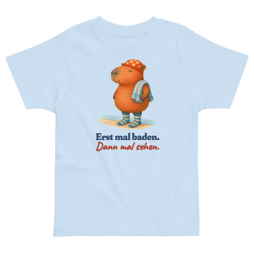 Erst mal baden. Dann mal sehen. — Kleinkind-Shirt – Hellblau