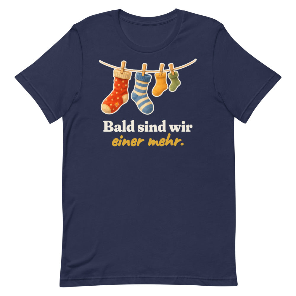 Bald sind wir einer mehr. — Shirt – Nachtblau