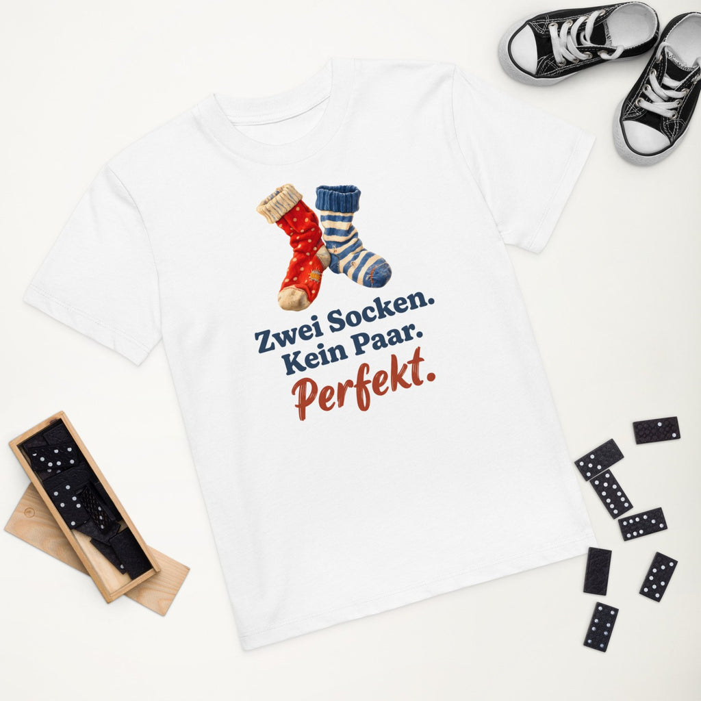 Zwei Socken. Kein Paar. Perfekt. — Bio-Kindershirt – Produktfoto