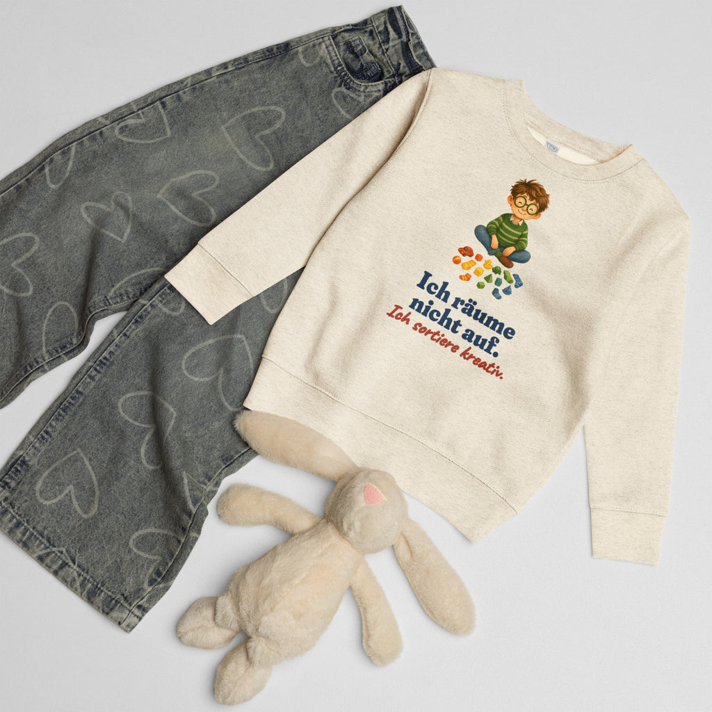 Ich räume nicht auf. Ich sortiere kreativ. — Kinder-Sweatshirt – Produktfoto