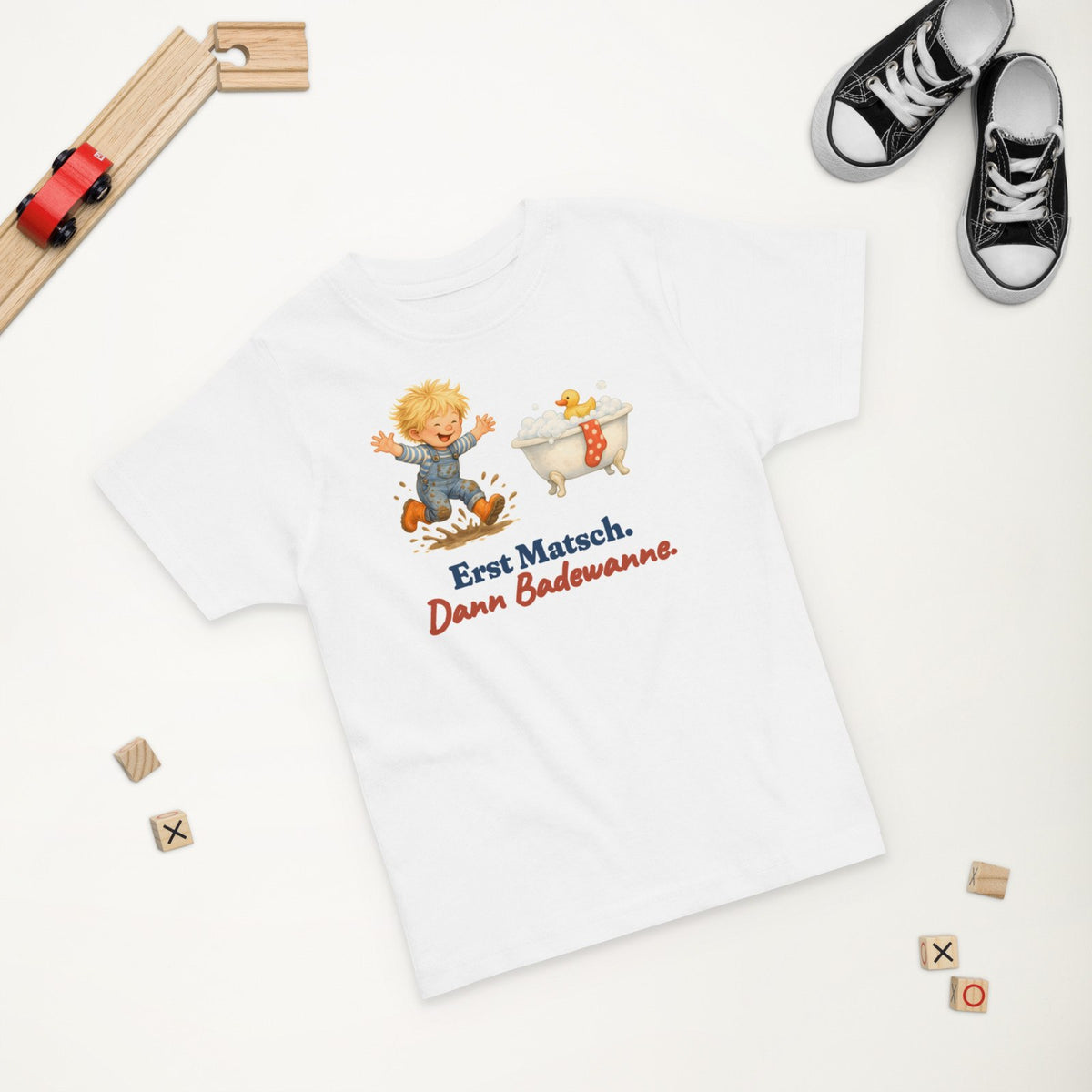 Erst Matsch. Dann Badewanne. — Kleinkind-Shirt – Produktfoto