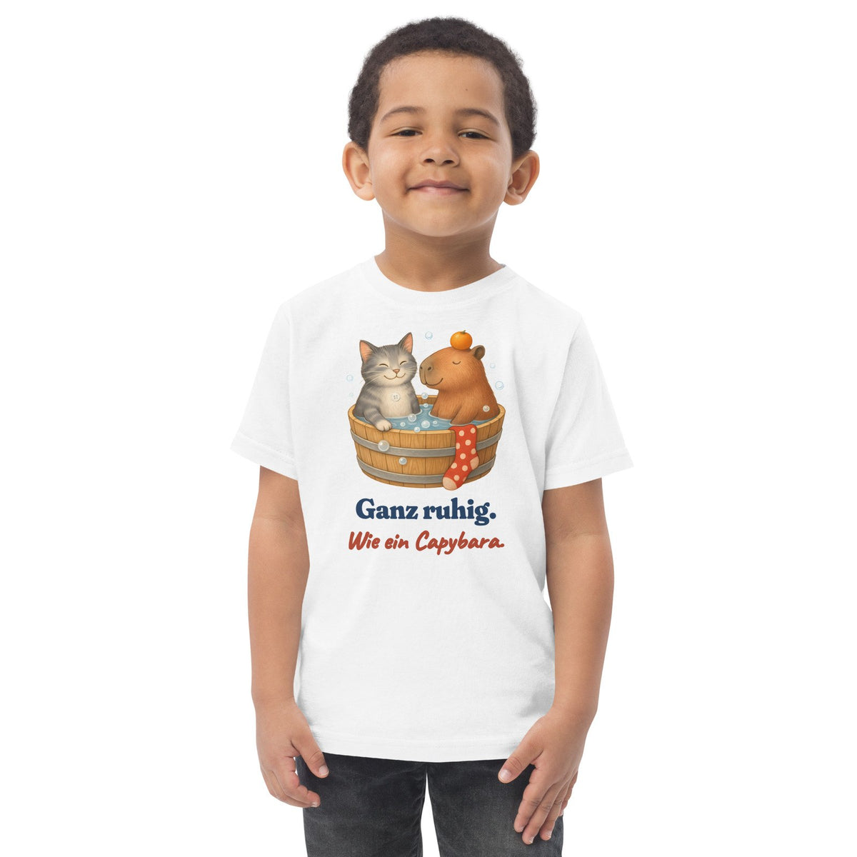 Ganz ruhig. Wie ein Capybara. — Kleinkind-Shirt – Produktfoto