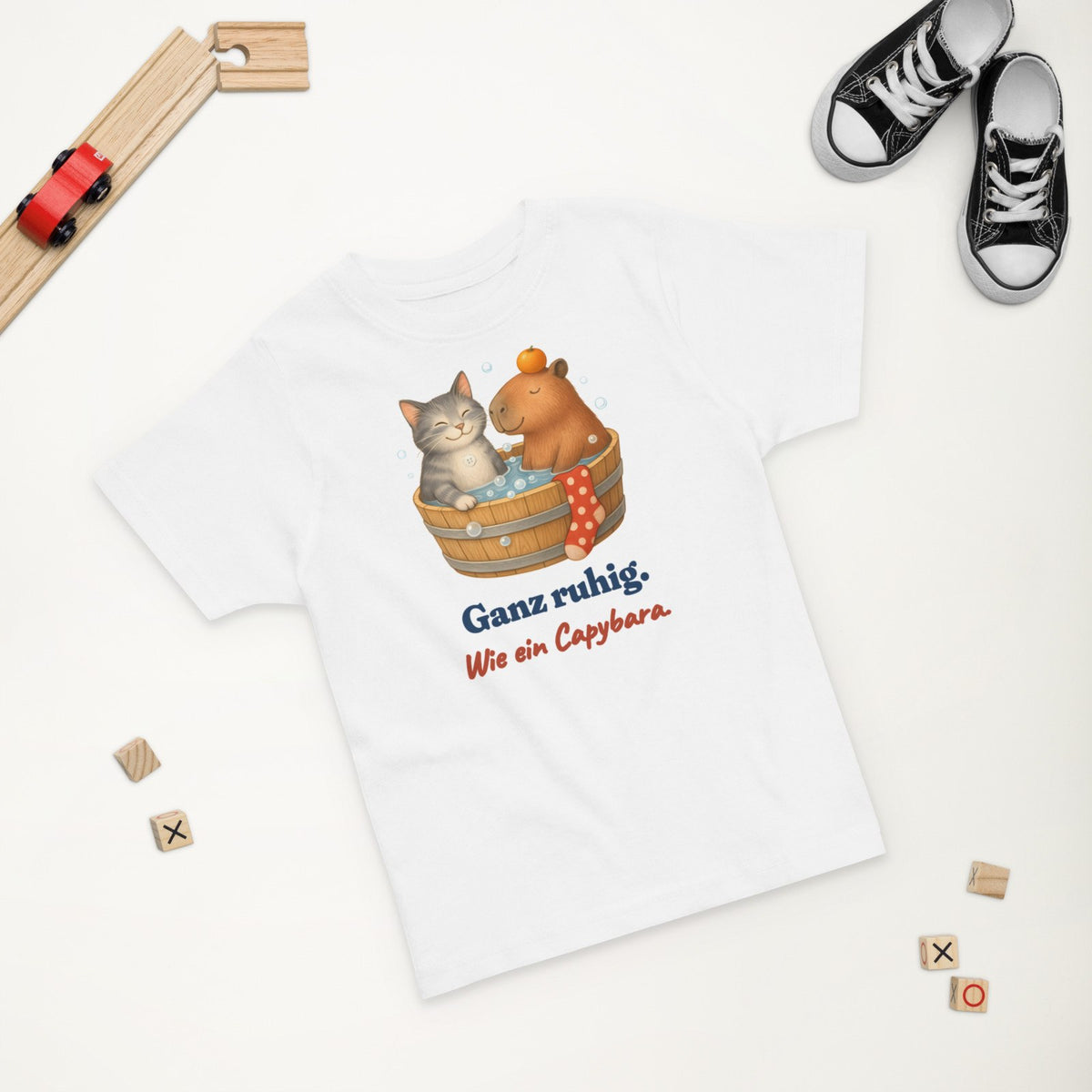 Ganz ruhig. Wie ein Capybara. — Kleinkind-Shirt – Produktfoto