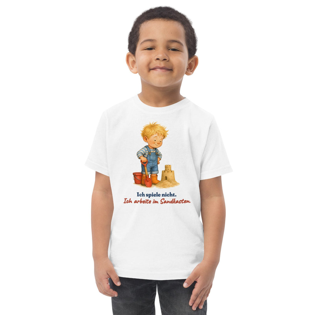 Ich spiele nicht. Ich arbeite im Sandkasten. — Kleinkind-Shirt – Produktfoto