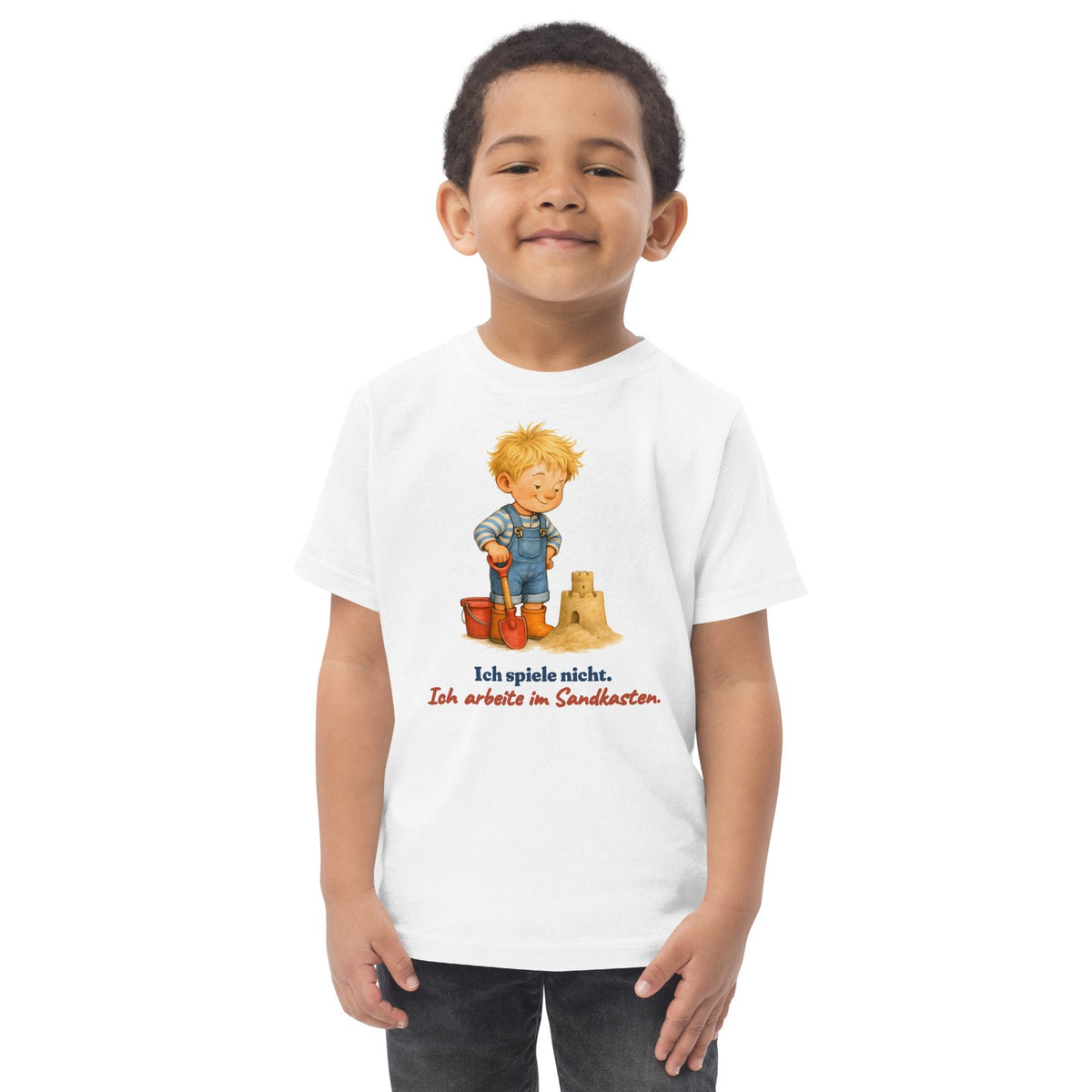 Ich spiele nicht. Ich arbeite im Sandkasten. — Kleinkind-Shirt – Produktfoto