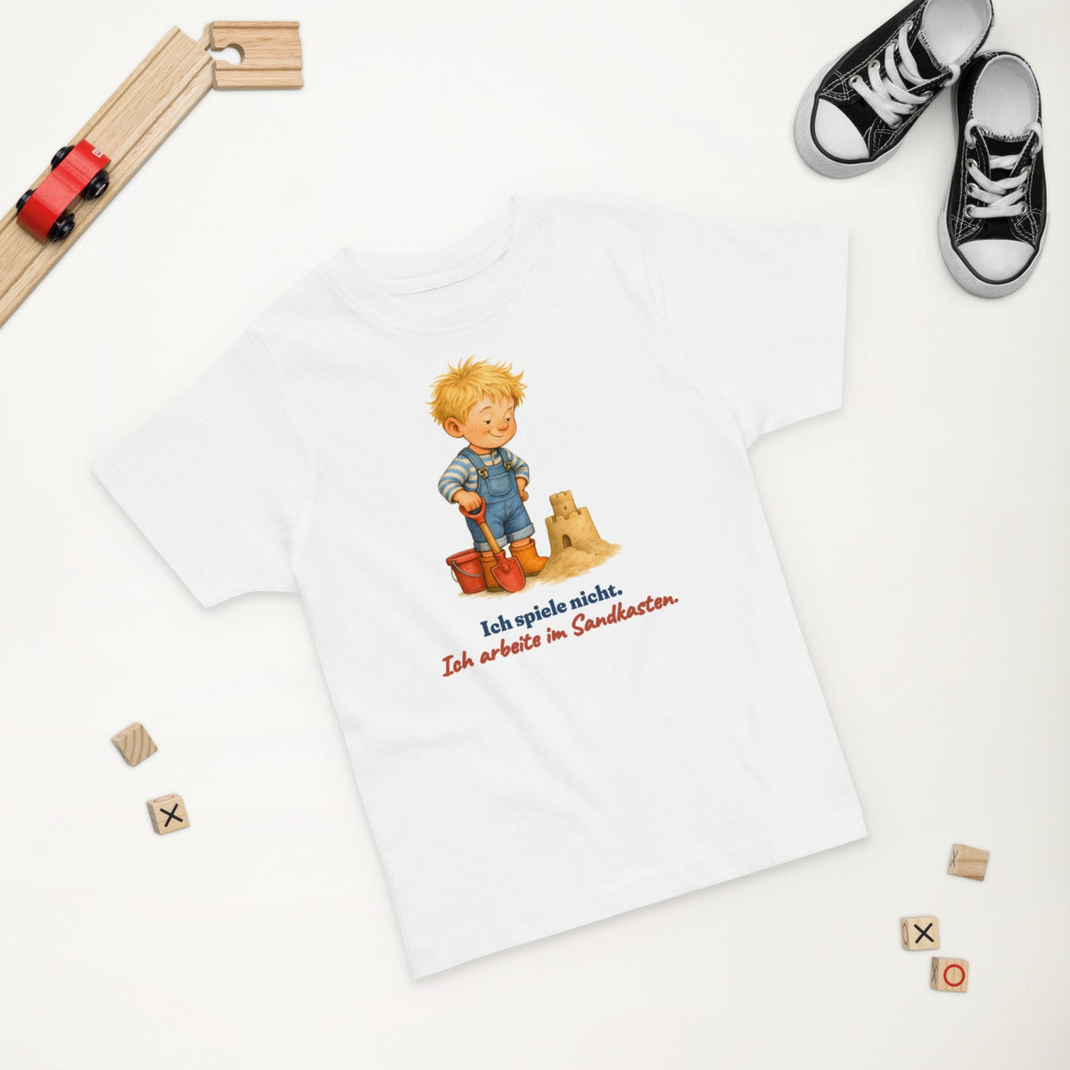 Ich spiele nicht. Ich arbeite im Sandkasten. — Kleinkind-Shirt – Produktfoto