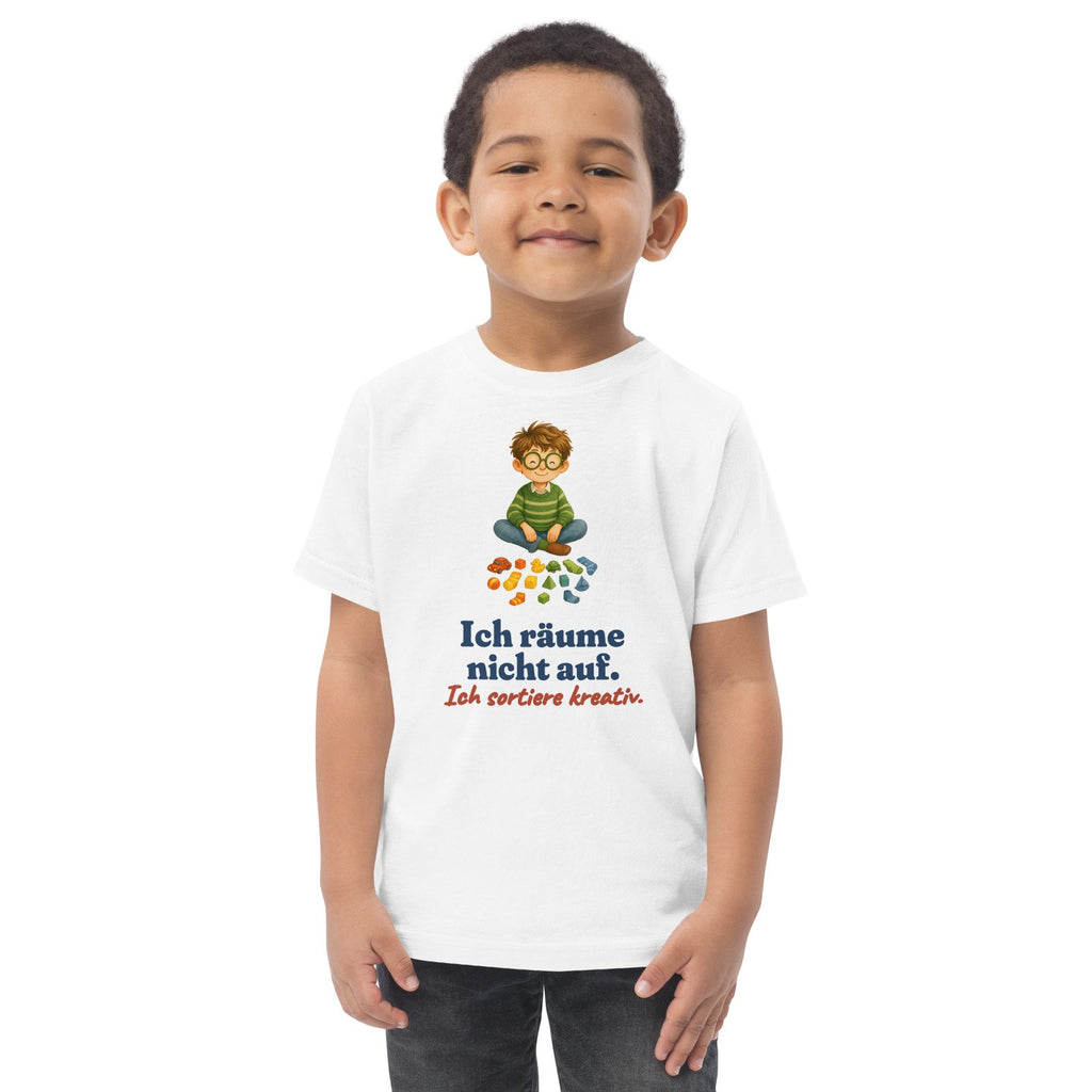 Ich räume nicht auf. Ich sortiere kreativ. — Kleinkind-Shirt – Produktfoto