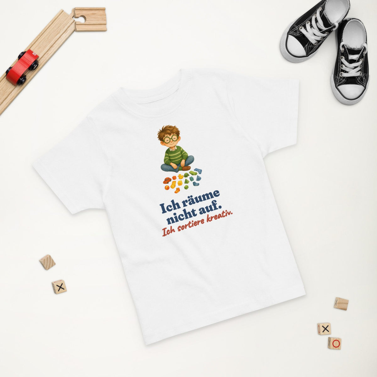 Ich räume nicht auf. Ich sortiere kreativ. — Kleinkind-Shirt – Produktfoto