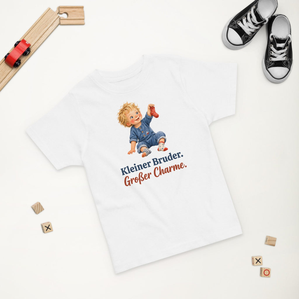 Kleiner Bruder. Großer Charme. – weißes Kleinkind-Shirt