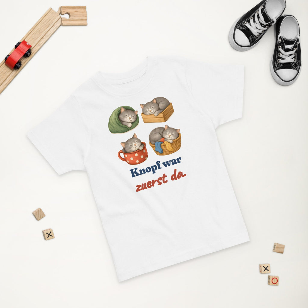Knopf war zuerst da. — Kleinkind-Shirt – Produktfoto