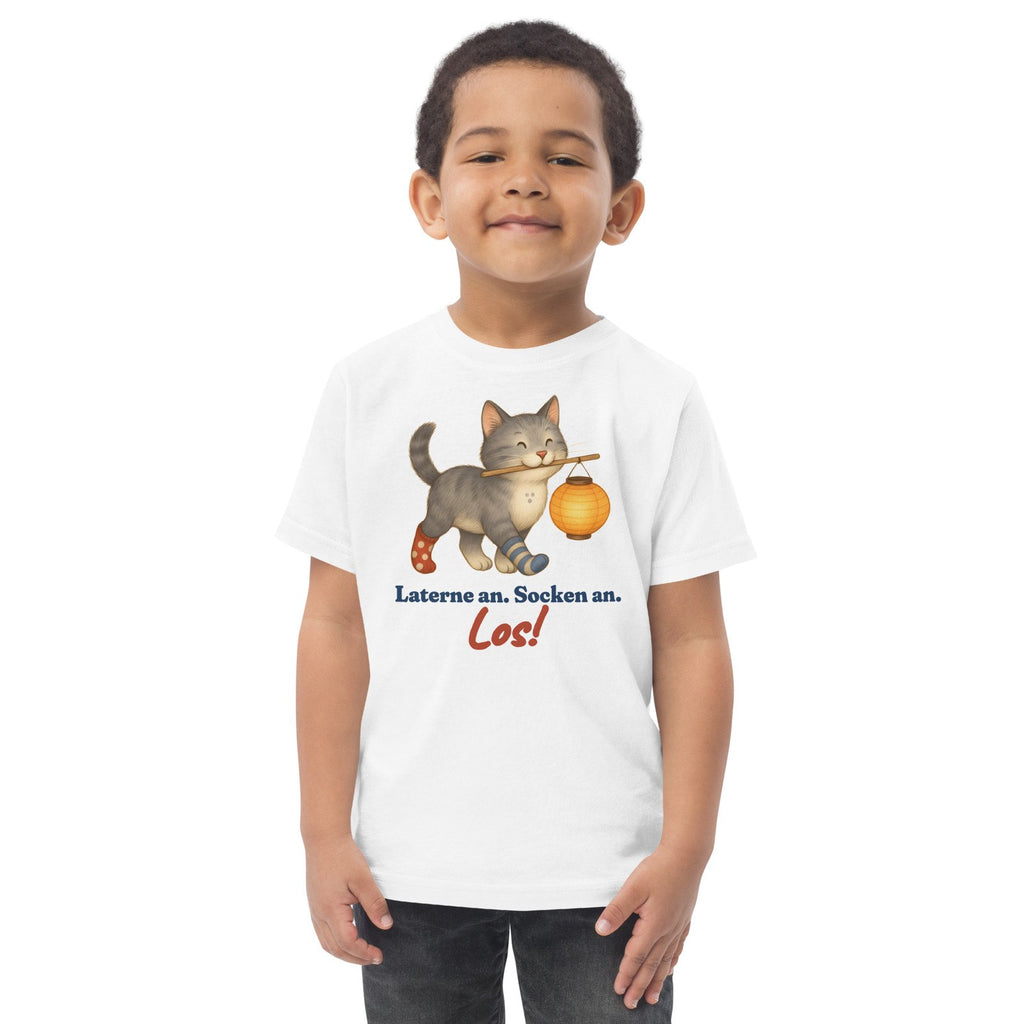 Laterne an. Socken an. Los! — Kleinkind-Shirt – Produktfoto
