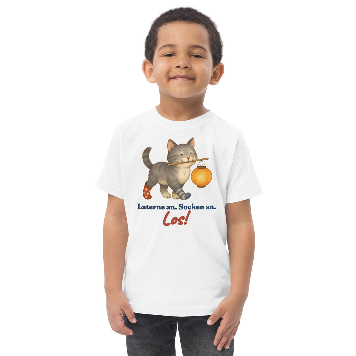 Laterne an. Socken an. Los! — Kleinkind-Shirt – Produktfoto