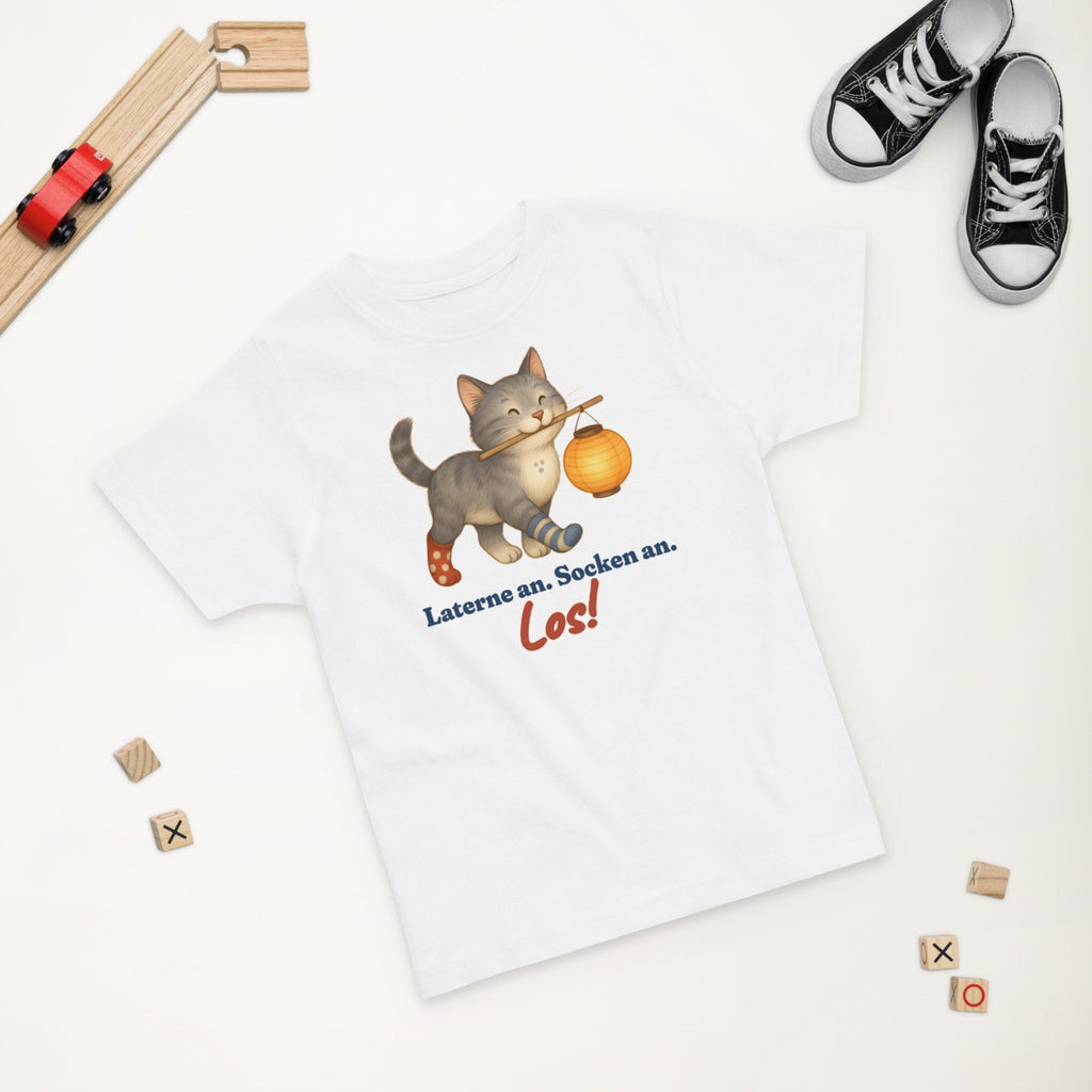 Laterne an. Socken an. Los! — Kleinkind-Shirt – Produktfoto