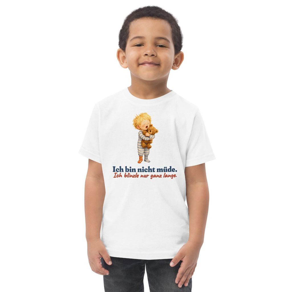 Ich bin nicht müde. Ich blinzle nur ganz lange. — Kleinkind-Shirt – Produktfoto