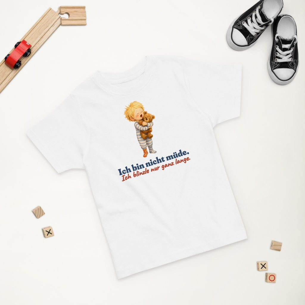 Ich bin nicht müde. Ich blinzle nur ganz lange. — Kleinkind-Shirt – Produktfoto