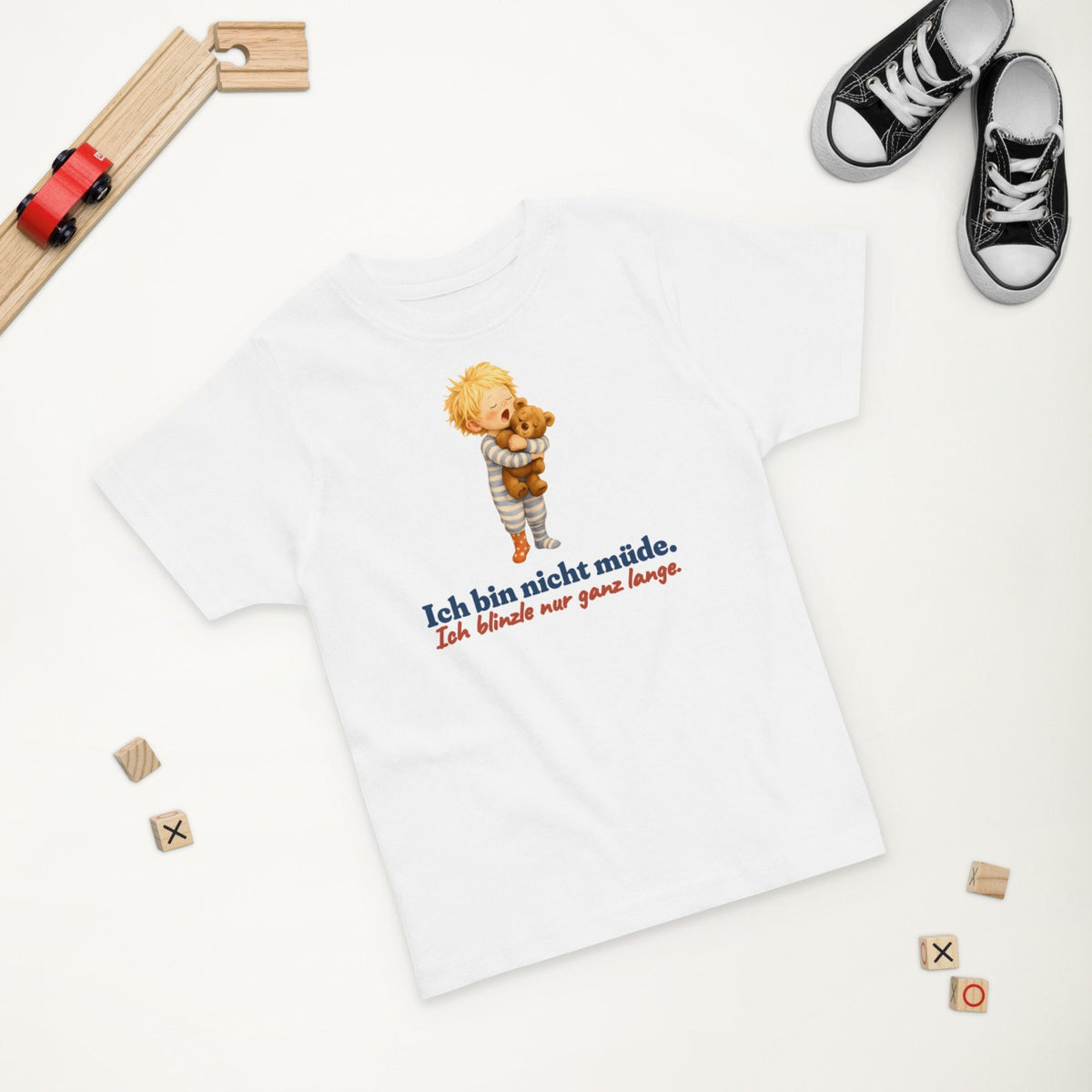 Ich bin nicht müde. Ich blinzle nur ganz lange. — Kleinkind-Shirt – Produktfoto