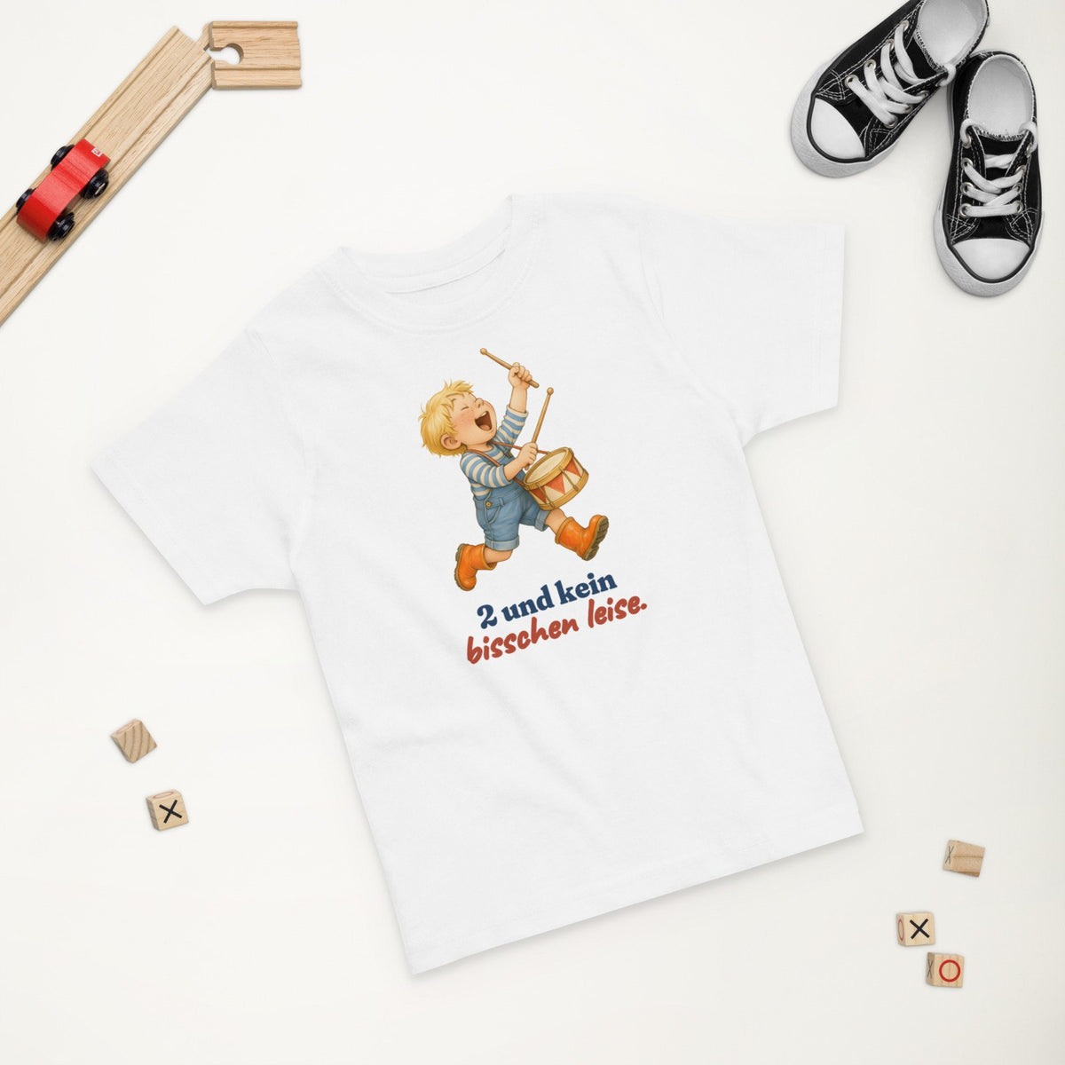 Geburtstagszahl und kein bisschen leise. — Kleinkind-Shirt – Produktfoto