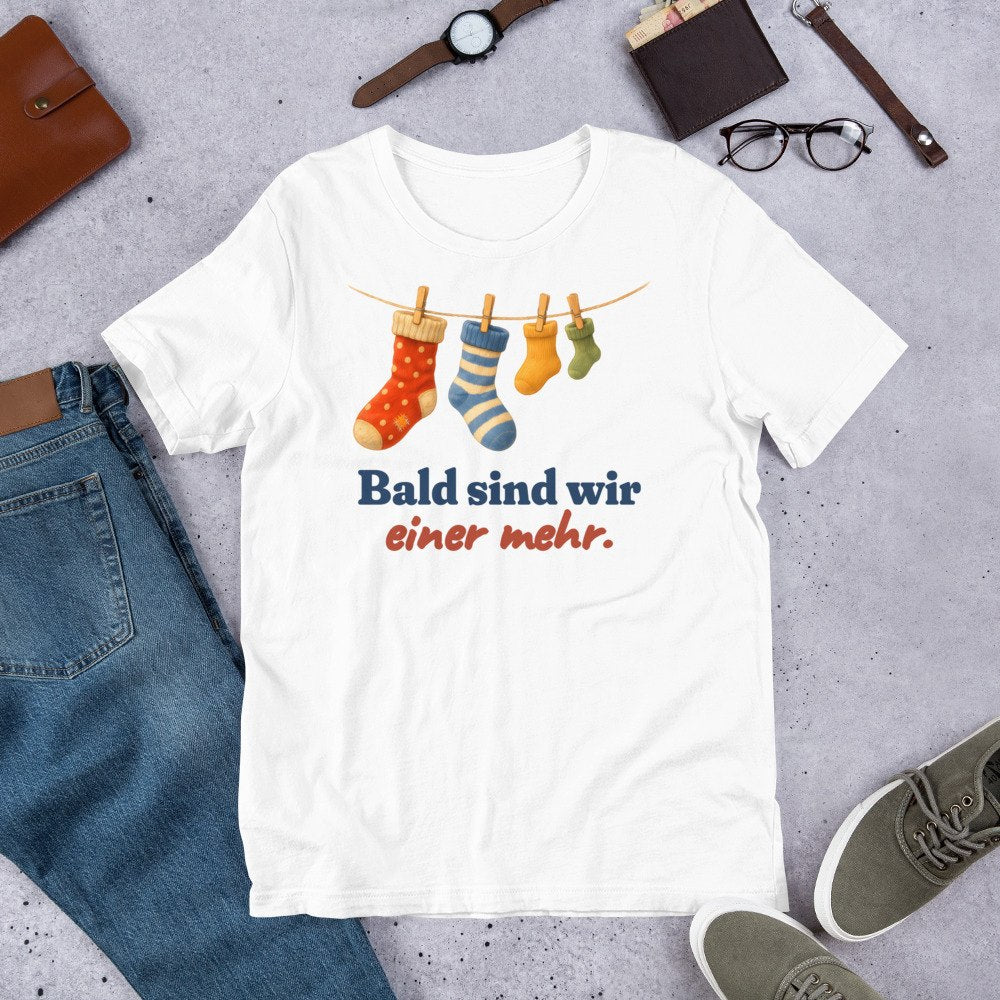 Bald sind wir einer mehr. — Shirt – Produktfoto
