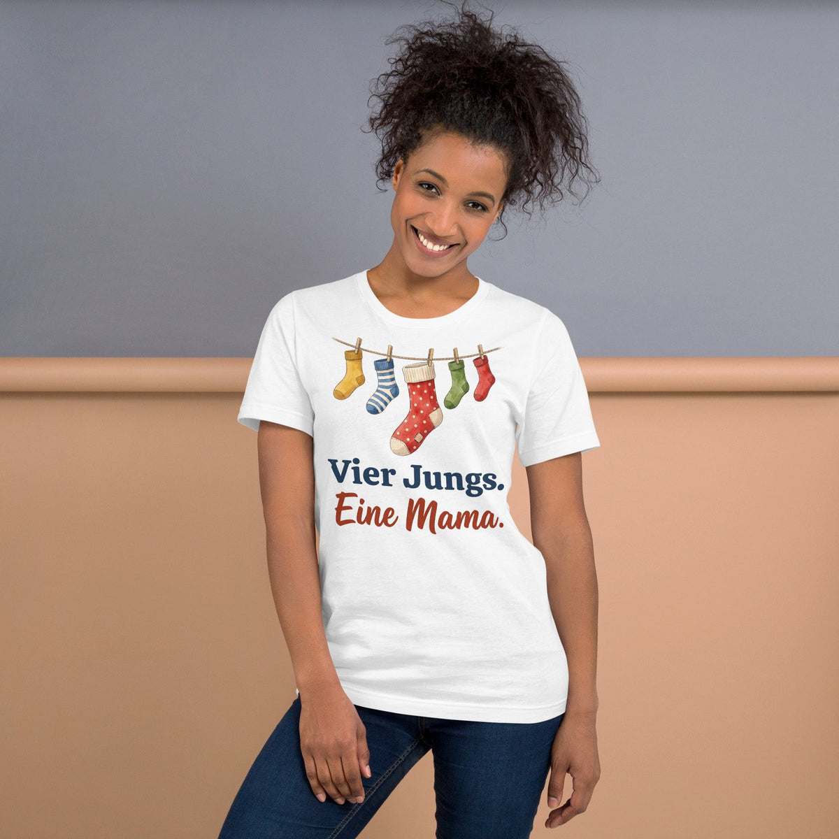 Vier Jungs. Eine Mama. — Shirt – Produktfoto 2