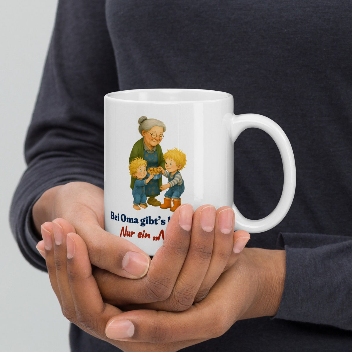 Bei Oma gibt’s kein Nein. Nur ein „Na gut“. — Tasse – Produktfoto