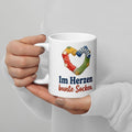 Im Herzen bunte Socken. – weiße Keramiktasse