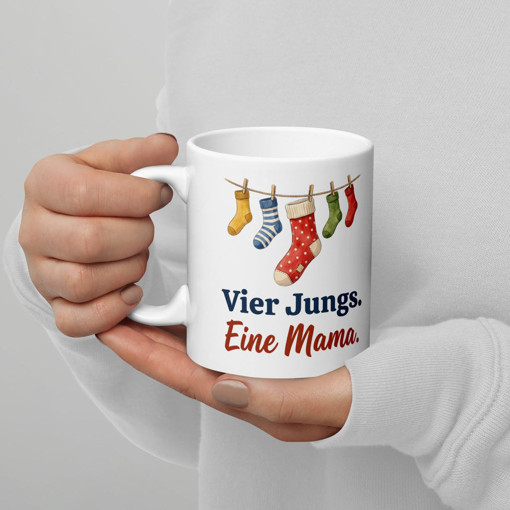 Vier Jungs. Eine Mama. – weiße Keramiktasse