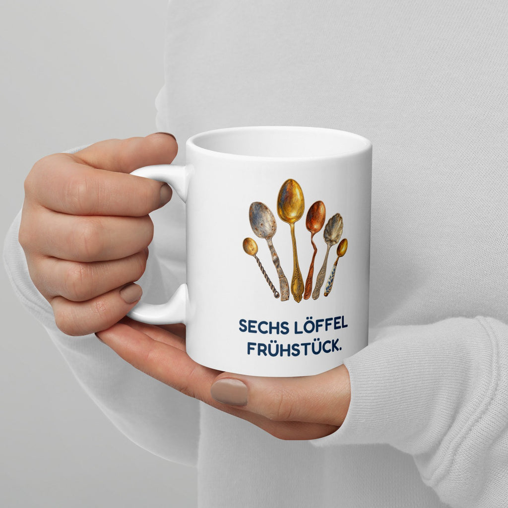 Sechs Löffel Frühstück. – weiße Keramiktasse